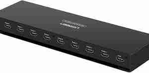 UGREEN HDMI 1‑in‑8‑out splitter front panel with HDMI ports Close-up of output LED indicators on UGREEN 40203 splitter UGREEN splitter connected to eight monitors in retail display setup Side view of metal-housed UGREEN HDMI splitter UGREEN 40203 splitter hooked up to a laptop and projector UGREEN HDMI splitter packaging showing device and accessories